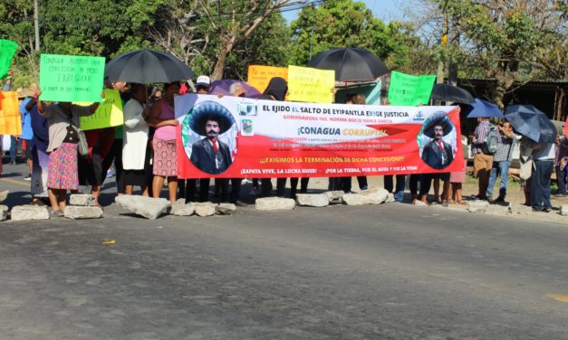Ejidatarios bloquean carretera 180; piden al gobierno atender conflicto que ellos mismos originaron tras derribar escaleras para acceder a la parte baja de la cascada del Salto de Eyipantla en San Andrés Tuxtla