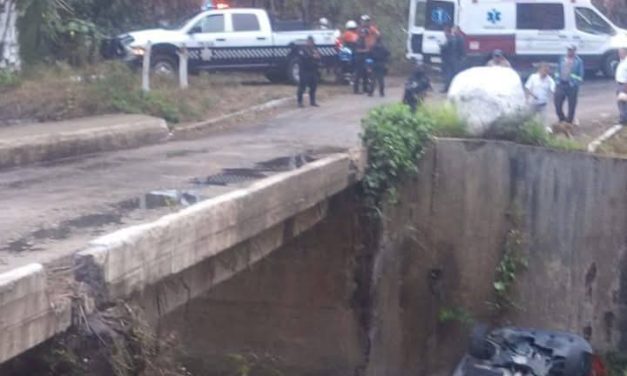 Camioneta cae de puente en Metlac; moviliza a cuerpos de auxilio