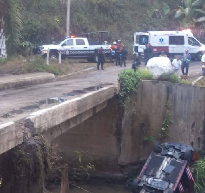 Camioneta cae de puente en Metlac; moviliza a cuerpos de auxilio