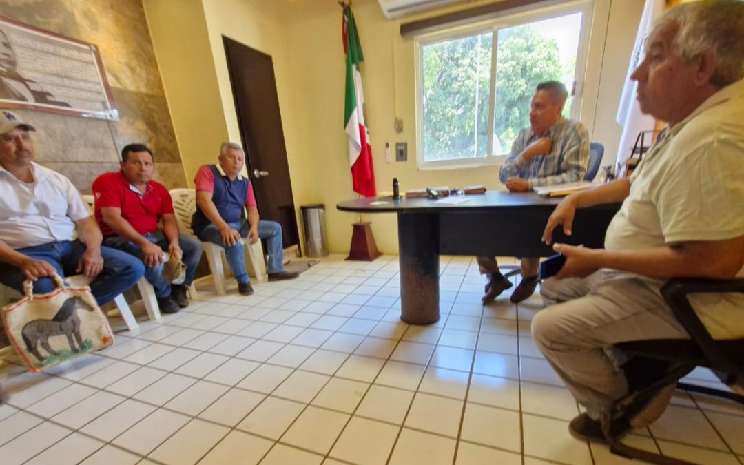 Insisten transportistas de la sierra el pagos pendiente a alcalde de Tatahuicapan