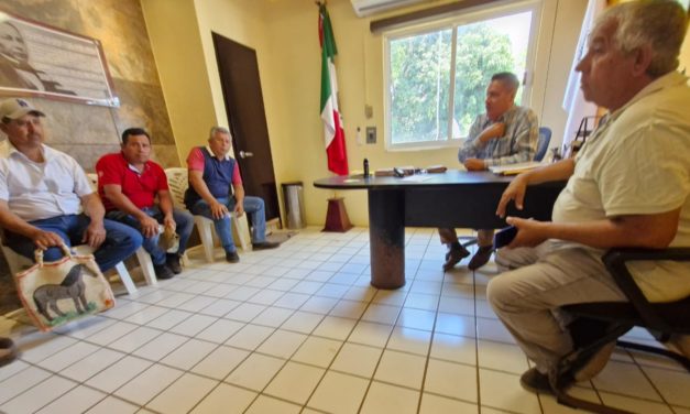 Insisten transportistas de la sierra el pagos pendiente a alcalde de Tatahuicapan