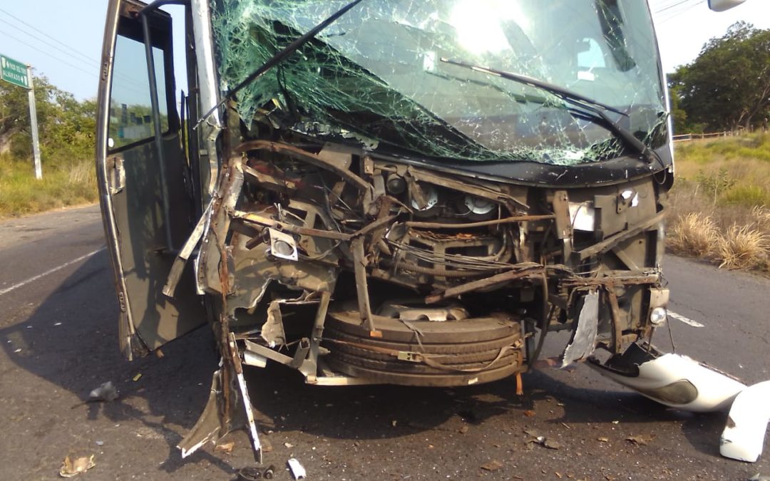 Se estrella AU con transporte pollero en Medellín de Bravo