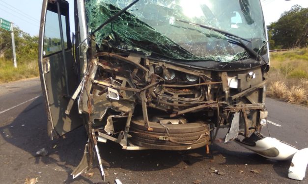Se estrella AU con transporte pollero en Medellín de Bravo