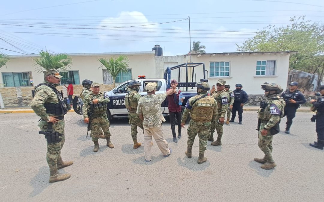Presunto elemento de Sedena amenaza a mujer y niños con armas blancas en Veracruz puerto