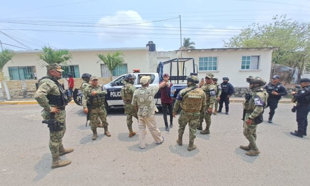 Presunto elemento de Sedena amenaza a mujer y niños con armas blancas en Veracruz puerto
