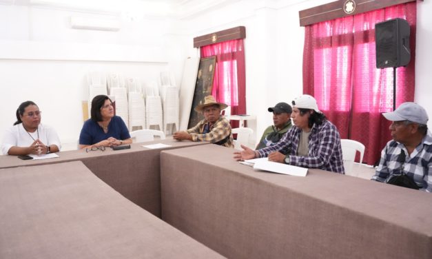 Mediación es solución: Consigue alcaldesa de San Andrés Tuxtla retiro de bloqueo carretero.
