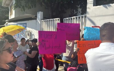 Se manifiestan en primaria de Veracruz por supuesto maltrato a estudiantes