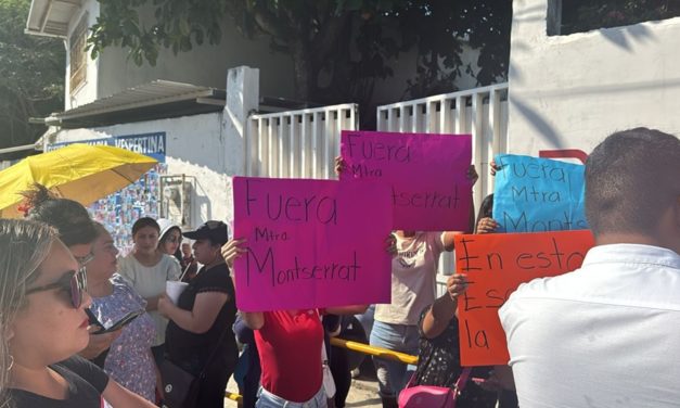 Se manifiestan en primaria de Veracruz por supuesto maltrato a estudiantes
