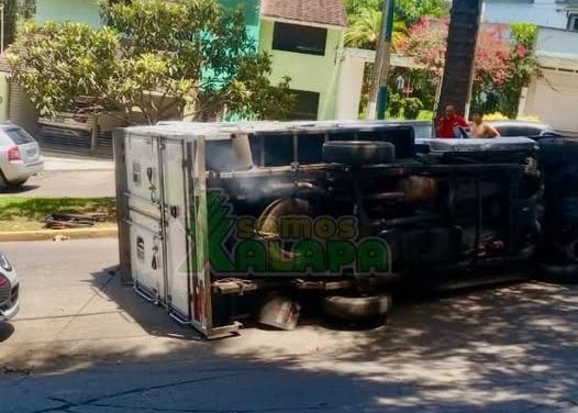 Vuelca camioneta en Auracarias