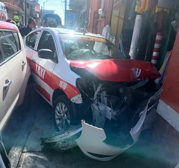 Taxi se estampa vs locales sobre la Oriente 5 en Orizaba