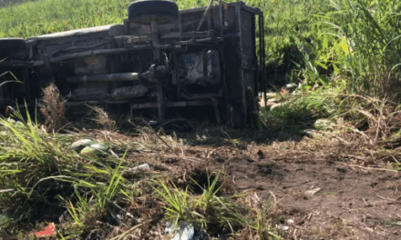 VUELCA CAMIONETA EN EL SUR DE VERACRUZ