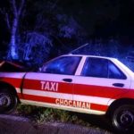 TAXI CASI CAE AL BARRANCO EN TOMATLÁN TRAS PERDER EL CONTROL EN EL PUENTE DE «LAS MAQUINARIAS»