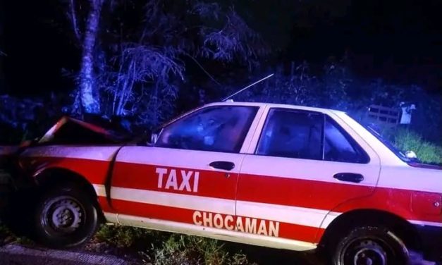 TAXI CASI CAE AL BARRANCO EN TOMATLÁN TRAS PERDER EL CONTROL EN EL PUENTE DE «LAS MAQUINARIAS»