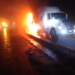 INCENDIO DE TRÁILER CON PIROTECNIA PROVOCA CAOS EN AUTOPISTA CÓRDOBA-VERACRUZ