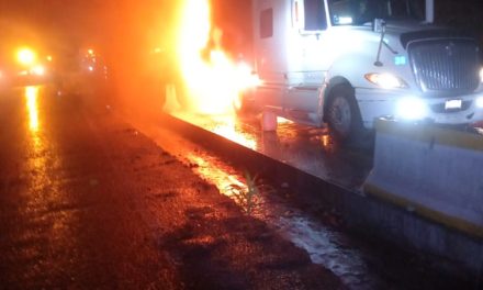 INCENDIO DE TRÁILER CON PIROTECNIA PROVOCA CAOS EN AUTOPISTA CÓRDOBA-VERACRUZ
