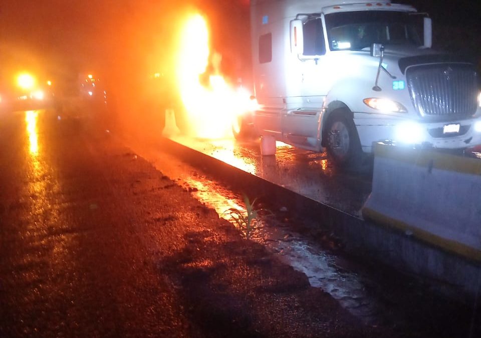 INCENDIO DE TRÁILER CON PIROTECNIA PROVOCA CAOS EN AUTOPISTA CÓRDOBA-VERACRUZ