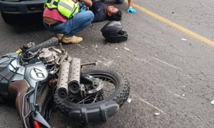 MOTOCICLISTA QUEDA DEBAJO DE CAMIÓN DE #COPPEL TRAS DERRAPAR