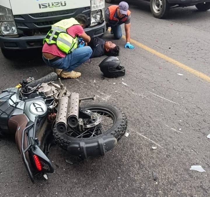 MOTOCICLISTA QUEDA DEBAJO DE CAMIÓN DE #COPPEL TRAS DERRAPAR
