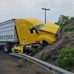 Tráiler sin control invade carril y arrolla a motociclista en la #Cardel–#Veracruz.