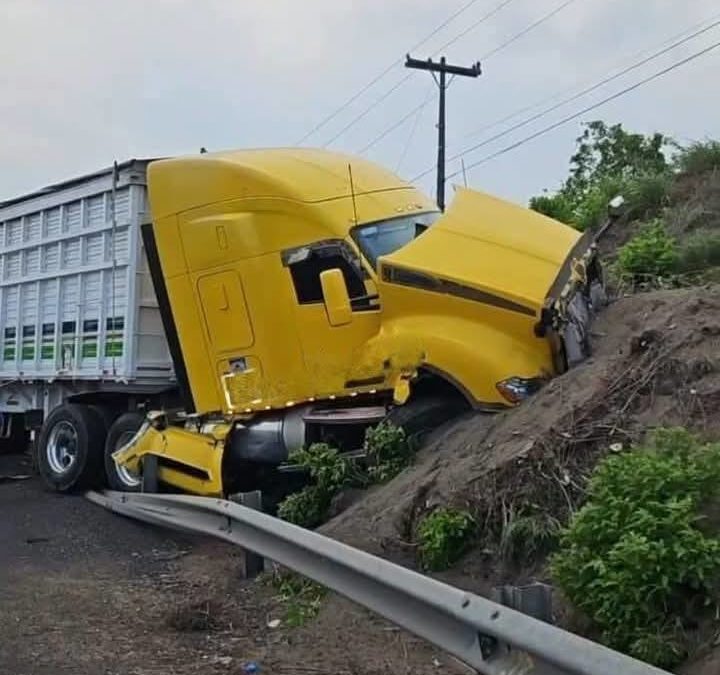 Tráiler sin control invade carril y arrolla a motociclista en la #Cardel–#Veracruz.