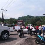 Ya se cumplieron 24 horas del bloqueo carretero que ciudadanos de la región llevan a cabo para exigir la reparación de carreteras.