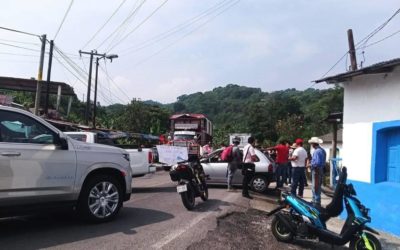 Ya se cumplieron 24 horas del bloqueo carretero que ciudadanos de la región llevan a cabo para exigir la reparación de carreteras.