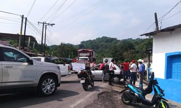 Ya se cumplieron 24 horas del bloqueo carretero que ciudadanos de la región llevan a cabo para exigir la reparación de carreteras.