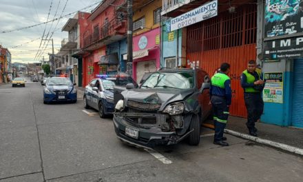 ?SE IMPACTA CAMIONETA DE LUJO