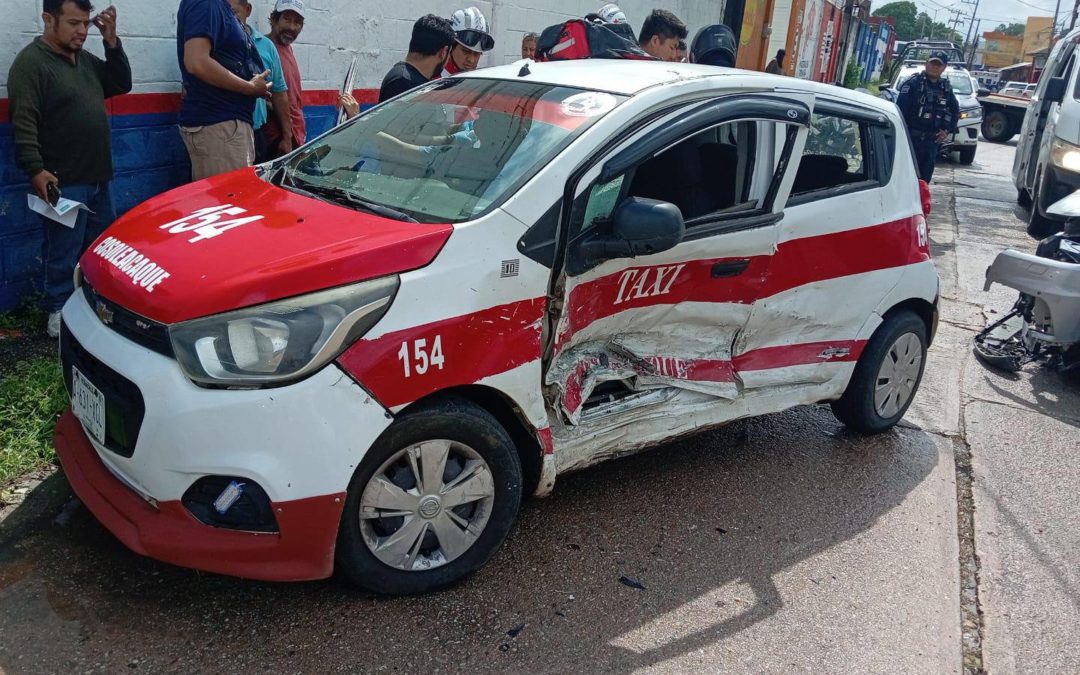 Policía municipal de Minatitlán provoca aparatoso accidente.