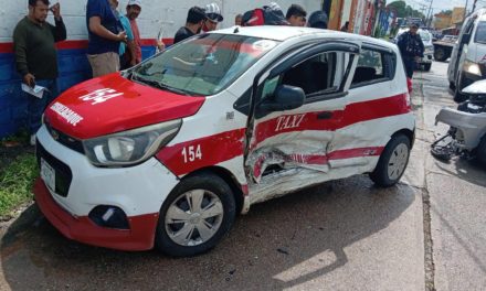 Policía municipal de Minatitlán provoca aparatoso accidente.
