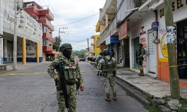 Arrojan granadas a refaccionaria en Tuxpan