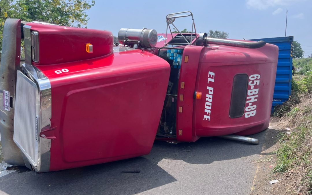 Vuelca tráiler y golpean a conductor en carretera federal Veracruz – Xalapa
