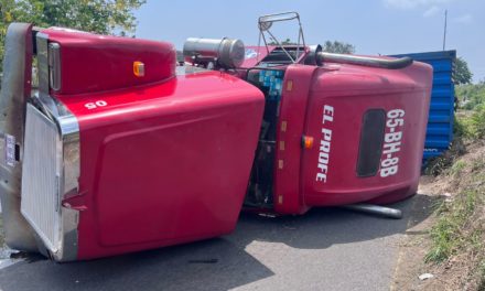 Vuelca tráiler y golpean a conductor en carretera federal Veracruz – Xalapa