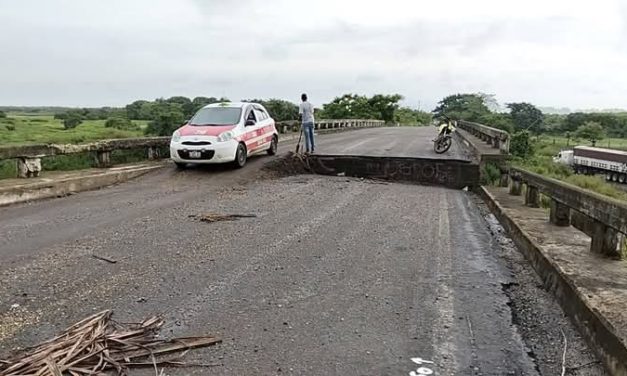 BLOQUEO EN PASO IMPROVISADO A SANTIAGO TUXTLA