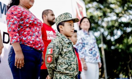 Alcaldesa de San Andrés Tuxtla y Directora del DIF Municipal asisten a ceremonia del programa “Soldado por un Día”.