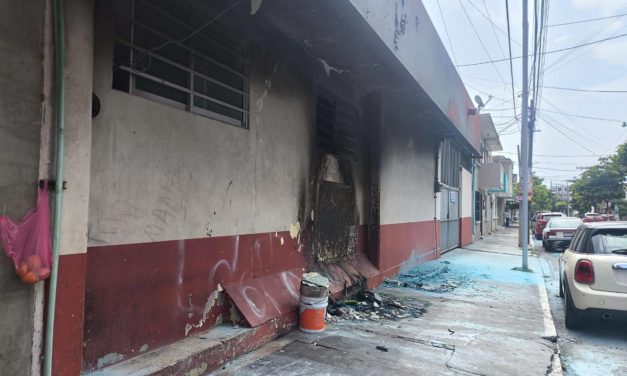 Tras incendio en alrededores de Cruz Roja, vecinos piden apoyo para retirar a indigentes
