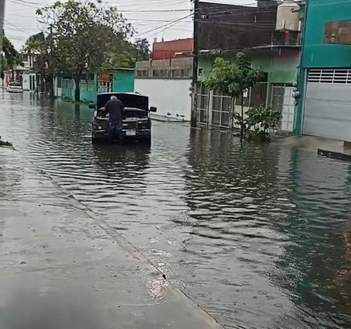 INTENSA LLUVIA PROVOCA INUNDACIONES EN VERACRUZ PUERTO
