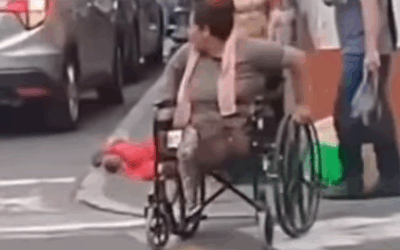MUJER EN SILLA DE RUEDAS AGREDE A UNA ABUELITA
