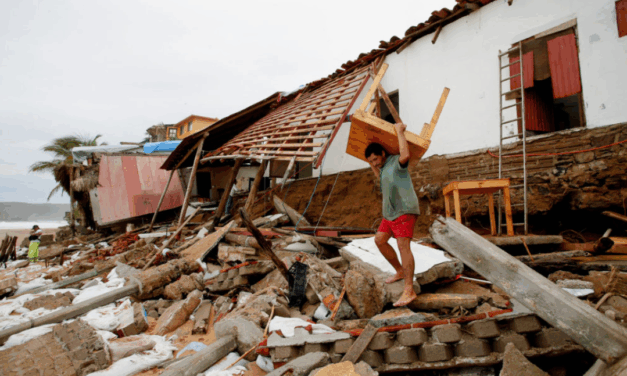 Sheinbaum confirma muerte de un niño y afectados en infraestructura eléctrica tras el huracán Erick
