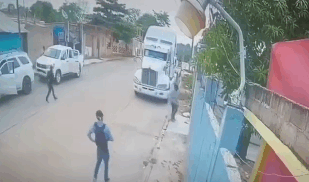 EMPRESARIO TRANSPORTISTA EVITÓ QUE FUERA SECUESTRAD0 EN ACAYUCAN, ROCÍO NAHLE NO PUEDE CON LA SEGURIDAD