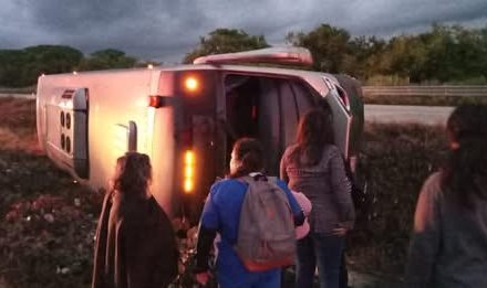 VUELCA CAMIÓN CON EMPLEADOS DEL IMSS RUMBO A MITIN SINDICAL EN VERACRUZ; NO HUBO HERIDOS GRAVES (VIDEO)
