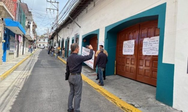 JUBILADOS DEL MAGISTERIO MANTIENEN BLOQUEO EN EL SSTEEV (SEGURO DEL MAGISTERIO)