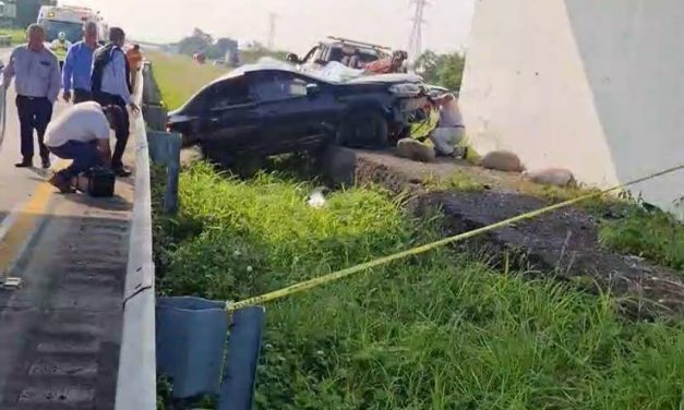 FATAL ACCIDENTE ESTA MAÑANA DE LUNES SOBRE AUTOPISTA VERACRUZ-CORDOBA A LA ALTURA DE CONGREGACION RANCHO TREJO, VEHICULO SE ESTRELLA CONTRA BASE DE PUENTE.