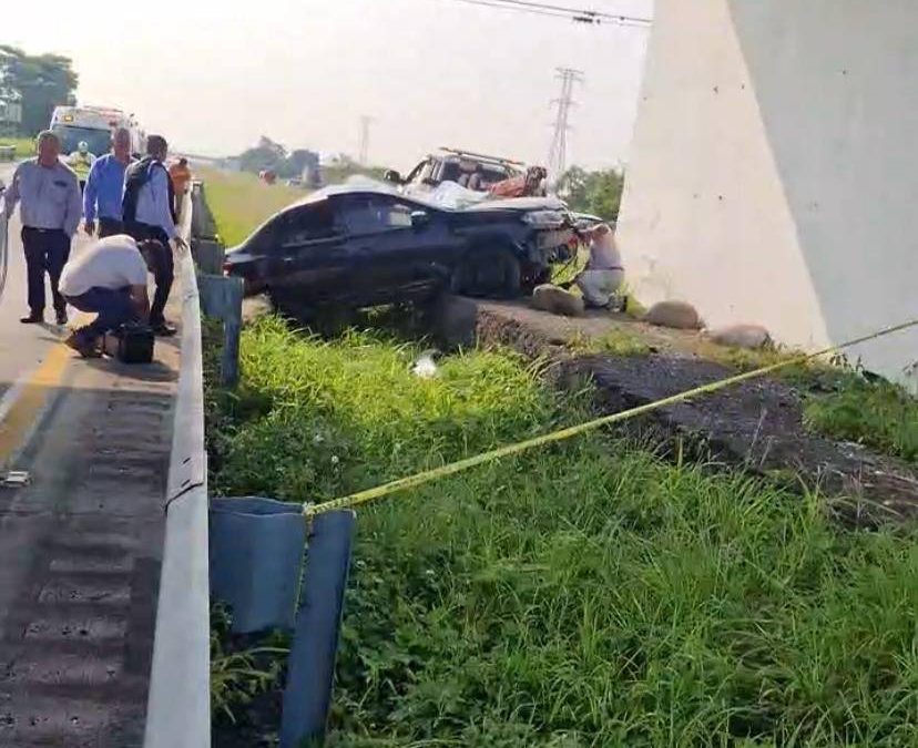 FATAL ACCIDENTE ESTA MAรANA DE LUNES SOBRE AUTOPISTA VERACRUZ-CORDOBA A LA ALTURA DE CONGREGACION RANCHO TREJO, VEHICULO SE ESTRELLA CONTRA BASE DE PUENTE.
