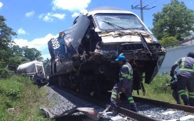 Tren Interoceánico colisiona con tráiler en Macuspana.