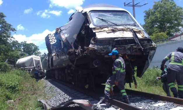 Tren Interoceánico colisiona con tráiler en Macuspana.