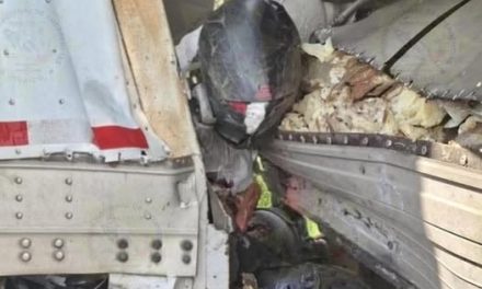 IMPRESIONANTE IMAGEN, MOTOCICLISTA QUEDA ATRAPADO ENTRE DOS TRACTOCAMIONES