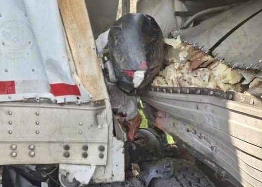 IMPRESIONANTE IMAGEN, MOTOCICLISTA QUEDA ATRAPADO ENTRE DOS TRACTOCAMIONES