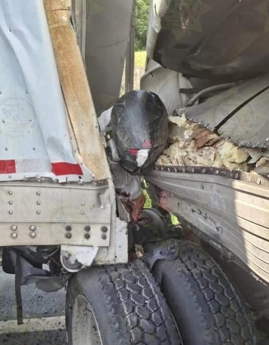 IMPRESIONANTE IMAGEN, MOTOCICLISTA QUEDA ATRAPADO ENTRE DOS TRACTOCAMIONES