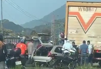 Una dama resulta gravemente lesion4da tras choque entre compacto y tráiler en la Puebla-Córdoba (VIDEO)